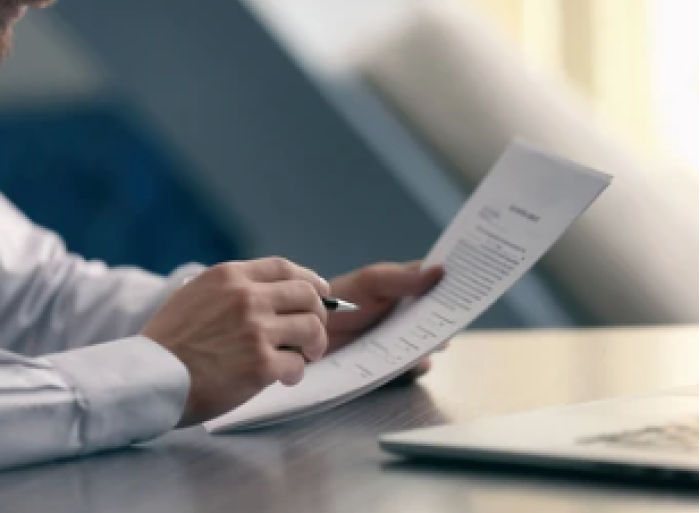 Persona firmando documento